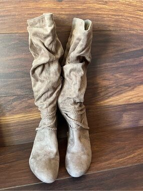Women's Slouchy Knee-High Suede Boots in Taupe
